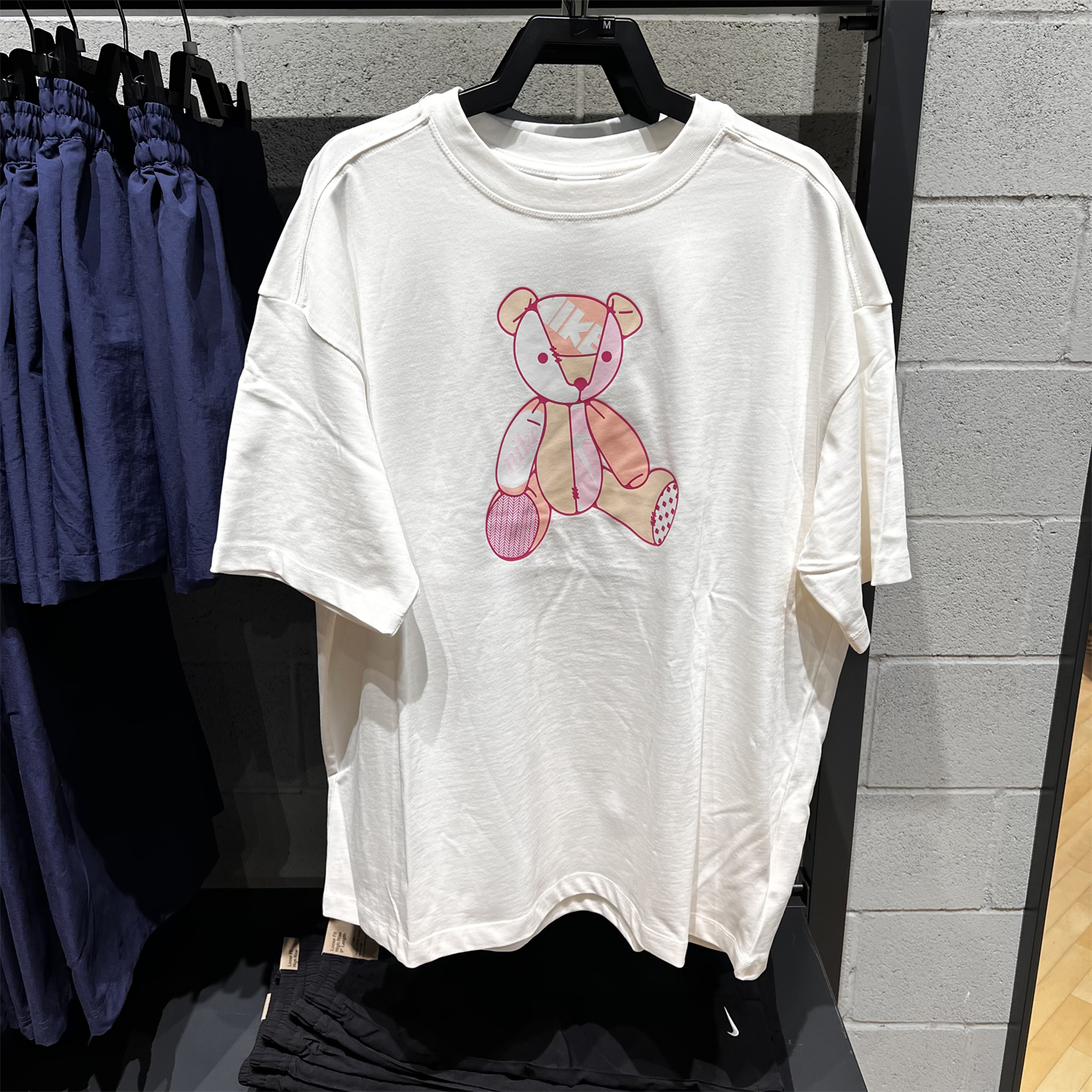 NIKE耐克女子短袖小熊印花纯棉透气休闲上衣宽松半袖T恤衫IM3380