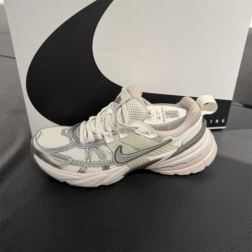 耐克女子老爹鞋V2K休闲鞋