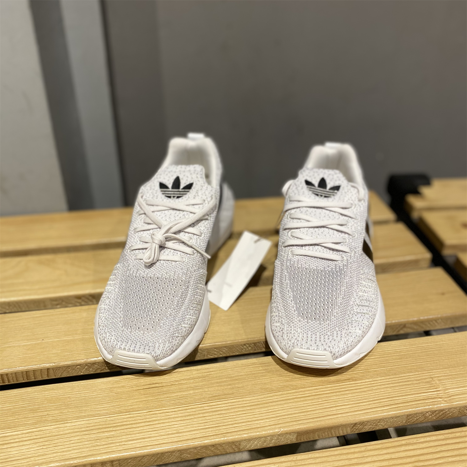 正品Adidas/阿迪达斯夏季女子轻便缓震休闲运动透气跑步鞋 GV7969