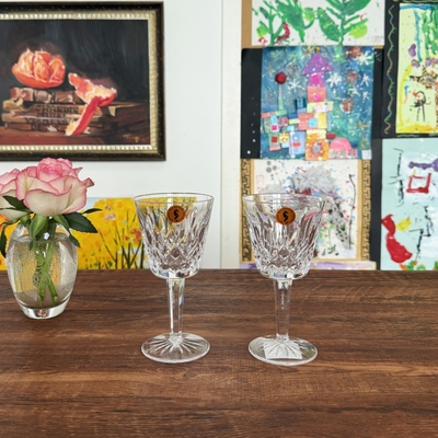 水晶酒杯对杯红葡萄酒