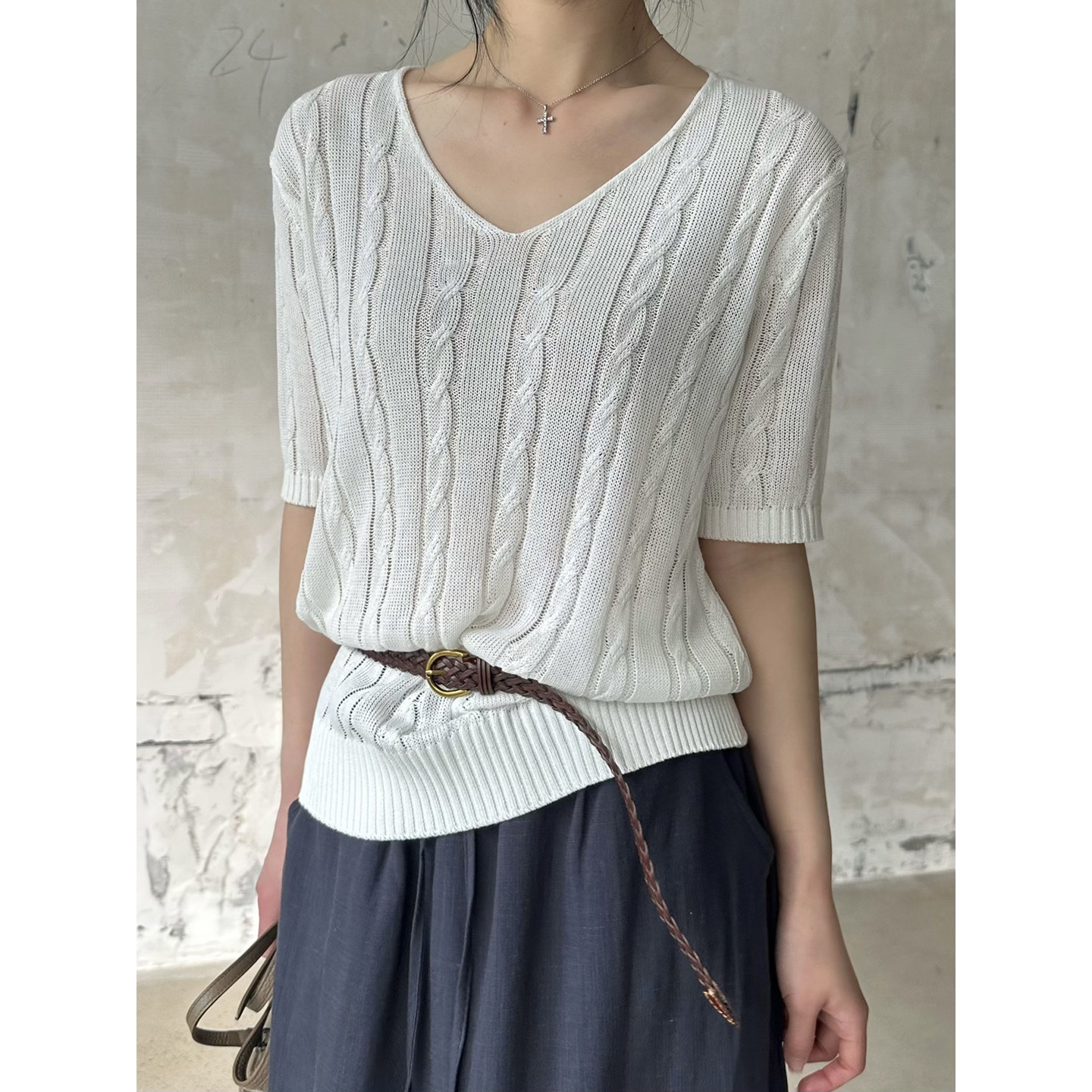 小阿秋韩系温柔风V领麻花肌理针织短袖女夏宽松显瘦透气百搭上衣