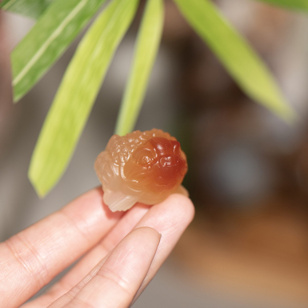 天然俏色红玛瑙金蟾雕刻把件