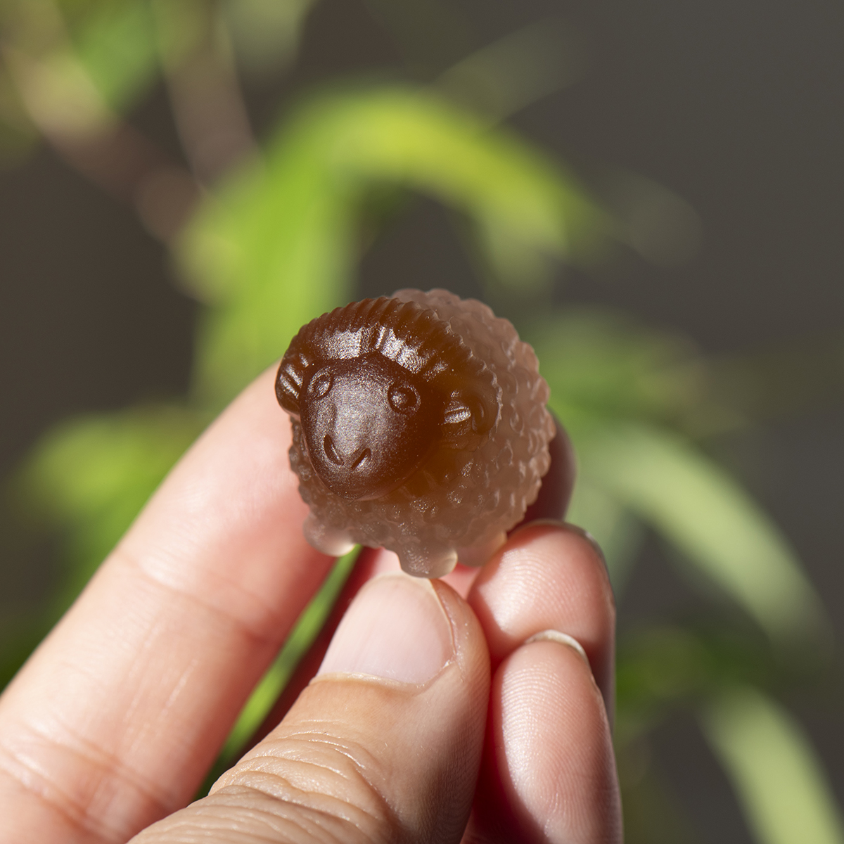 天然红玛瑙雕刻生肖羊本命年茶宠车载招财小摆饰领头洋洋得意玉髓