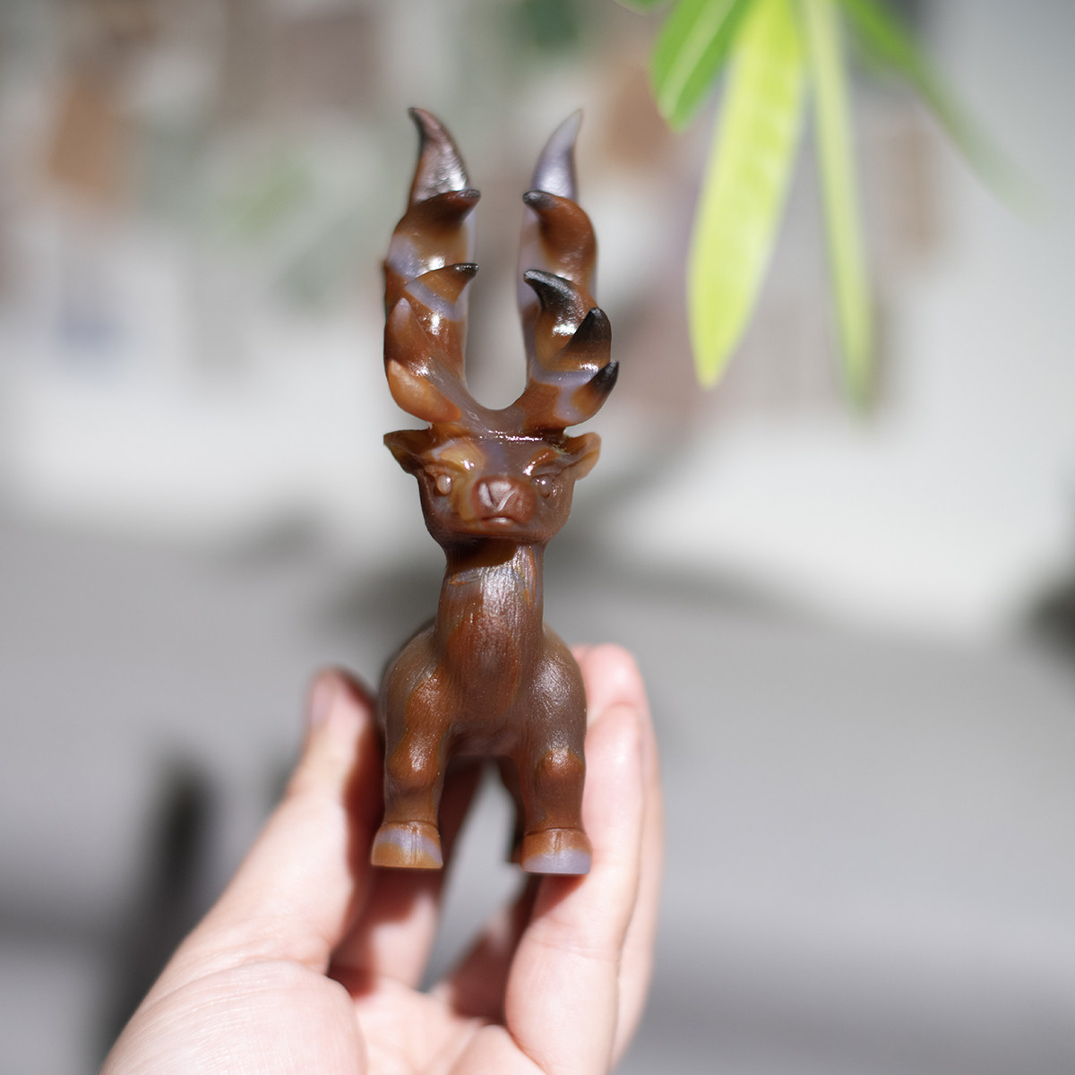 天然玛瑙俏色手工雕刻生财鹿摆件