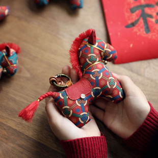 原创布艺小马挂件香囊香包春节过马年中式文创挂饰《逐风驹》飨韵