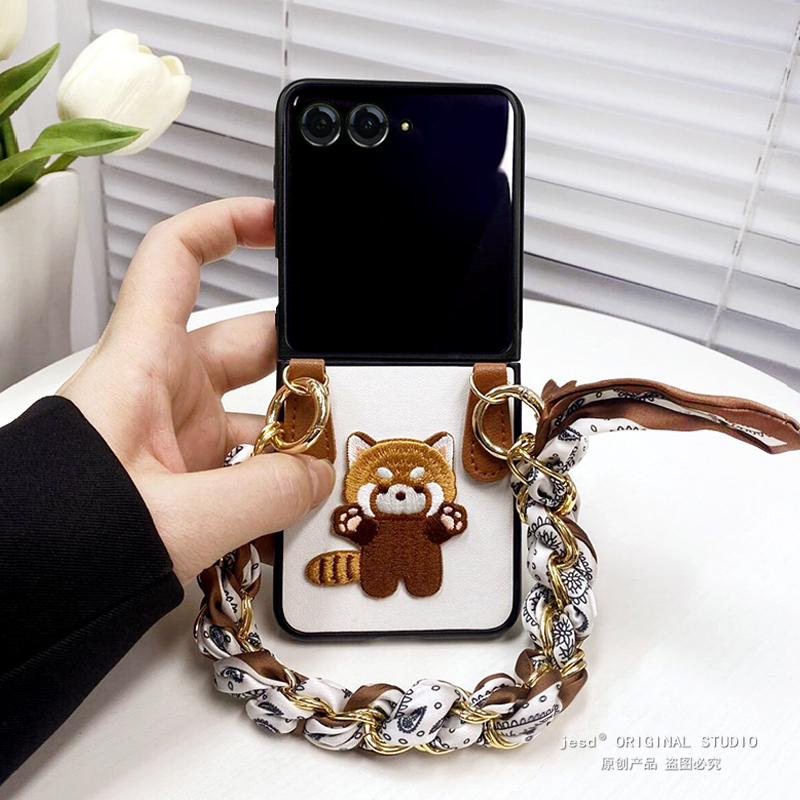 可爱刺绣小浣熊猫适用摩托罗拉moto razr50ulta手机壳斜挎折叠屏Razr50Ultra保护套超薄防摔razr50女新款挂绳