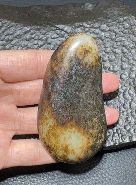新疆和田玉籽料原石手把件独籽老料秋梨皮聚黑白玉牌形手把件籽玉