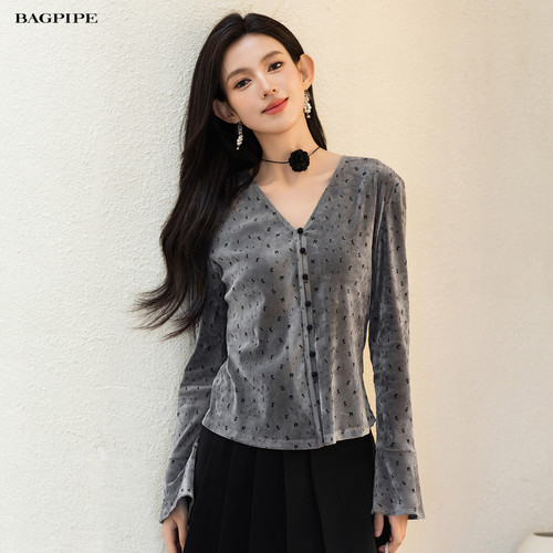 风笛2025秋季新款复古V领深灰色长袖小衫设计感波点小众上衣女