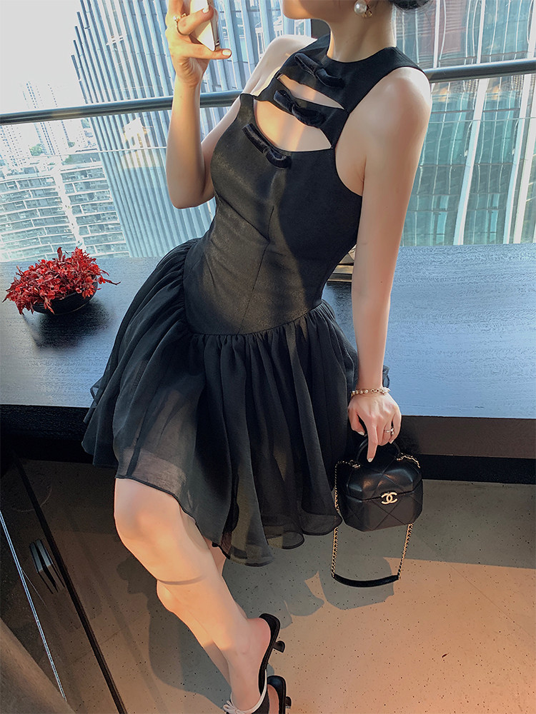 小q家【 无人区玫瑰|摩登复古 赫本风小众镂空鱼骨高定黑裙 】