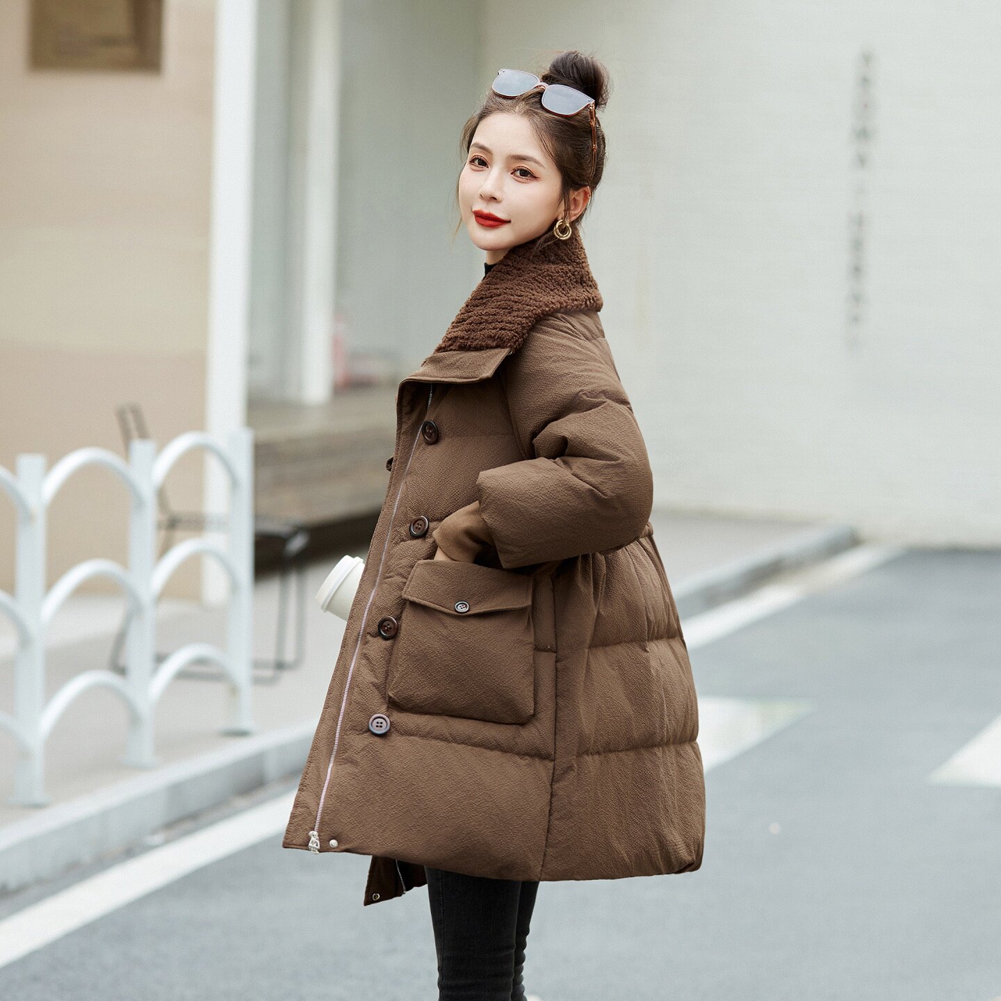 现货2025冬季新款时尚中长款加厚韩系大翻领外套2511-P215K329,女装羽绒服,莘蕾