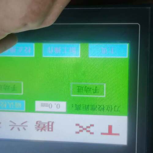 可议价触摸屏型号TPC7022EI，实物图拍摄通电如图所示