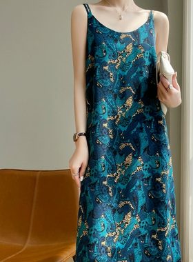 印花配西装外套吊带连衣裙