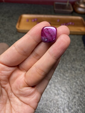 天然红宝石全红透方形双面星光闪闪