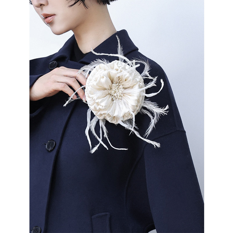 褶皱花朵孔雀翎羽法式礼服胸针