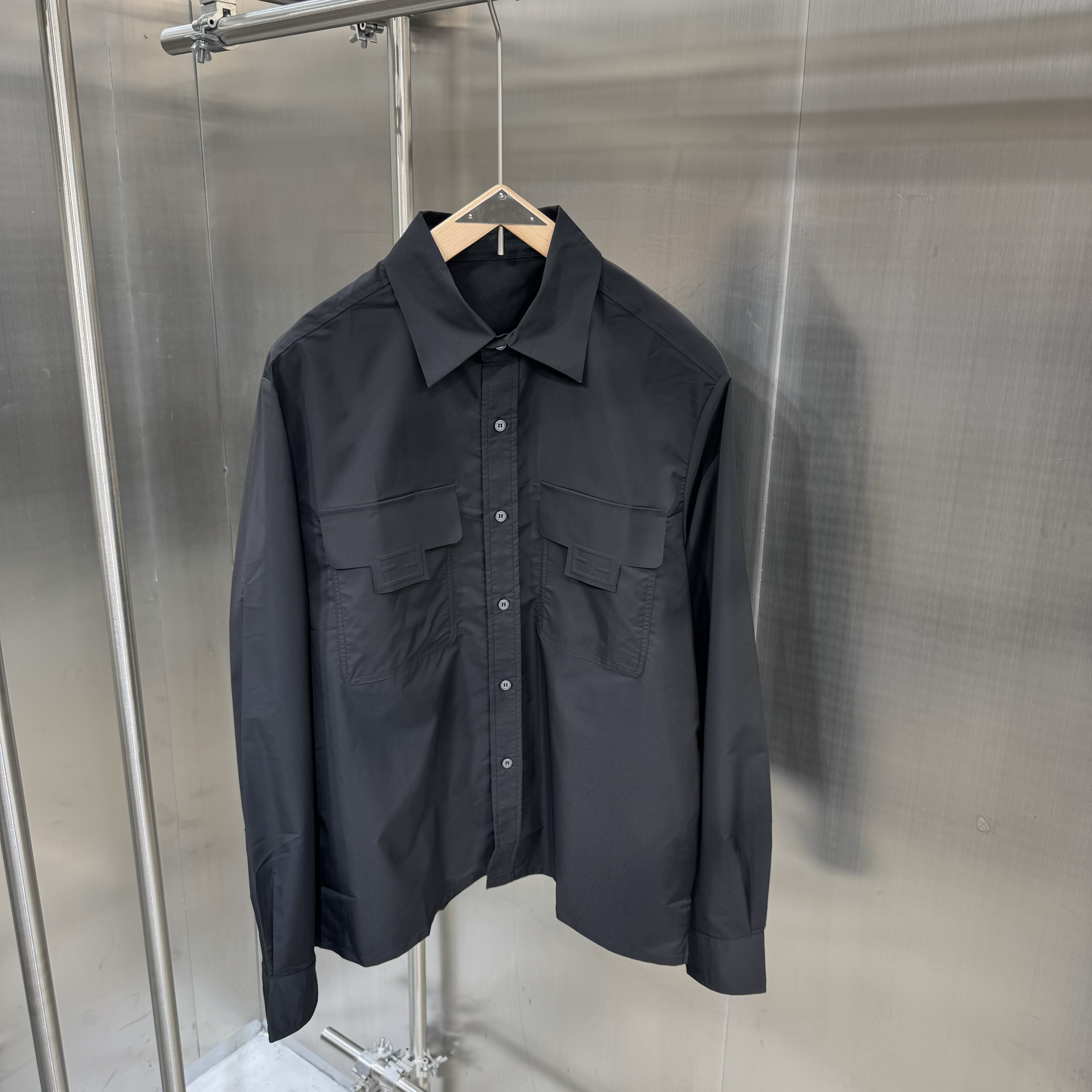 25春夏新品 薄料 纯色大口袋立体剪裁翻领轻熟范儿长袖衬衫男