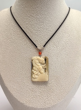 D615# 天然猛犸象牙 带原皮 花雕吊坠 小挂件 32*22*4.3mm 3.48g