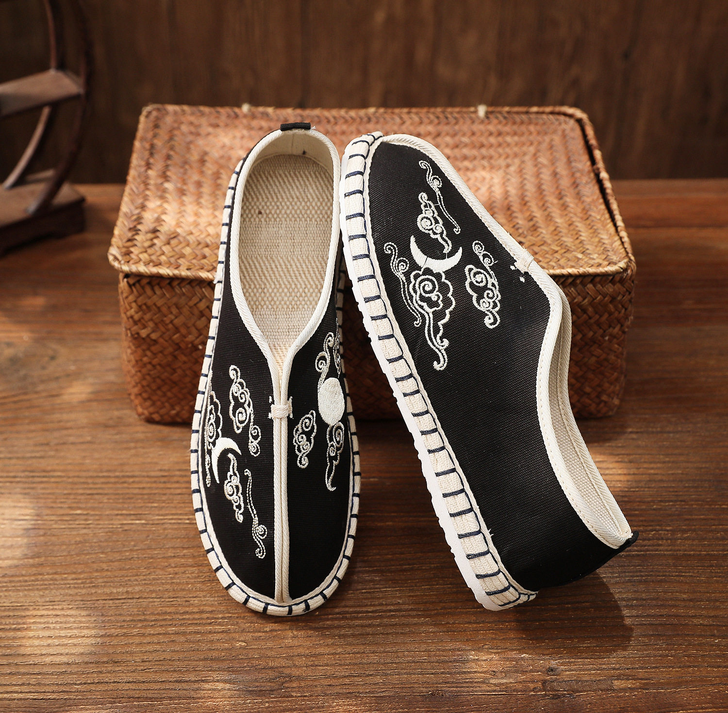 新款中国风星月刺绣千层底布鞋老北京布鞋绣花鞋一脚蹬男款休闲鞋