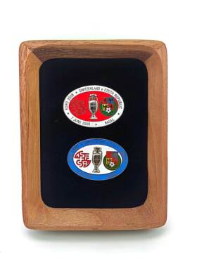 2008年欧洲杯纪念徽章徽章  希腊 VS 俄罗斯  地址：萨尔次堡