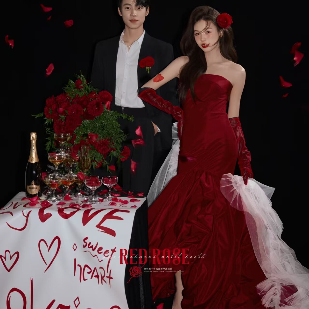 2026新款婚纱照外景旅拍道具红字母love背景布手拉条幅白色背