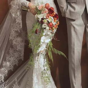 婚纱摄影拍照道具手捧花婚纱照复古白纱拍摄粉色玫瑰瀑布仿真花束