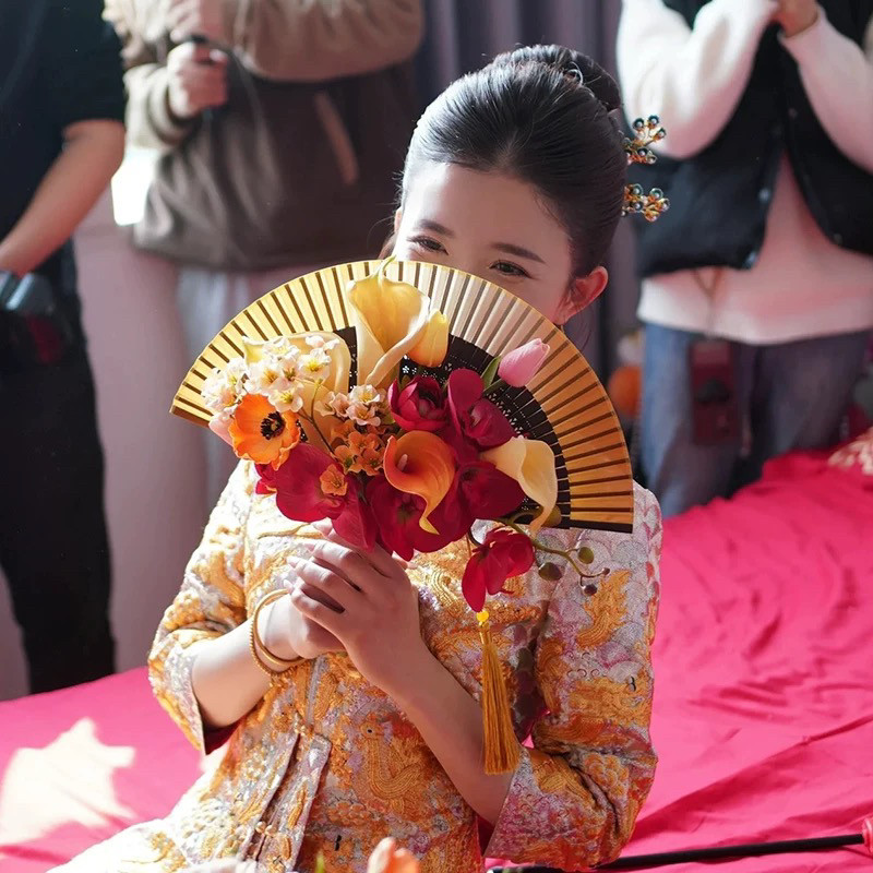 新款中式折扇手捧花新娘晨袍拍照道具结婚领证扇子仿真花旗袍秀禾