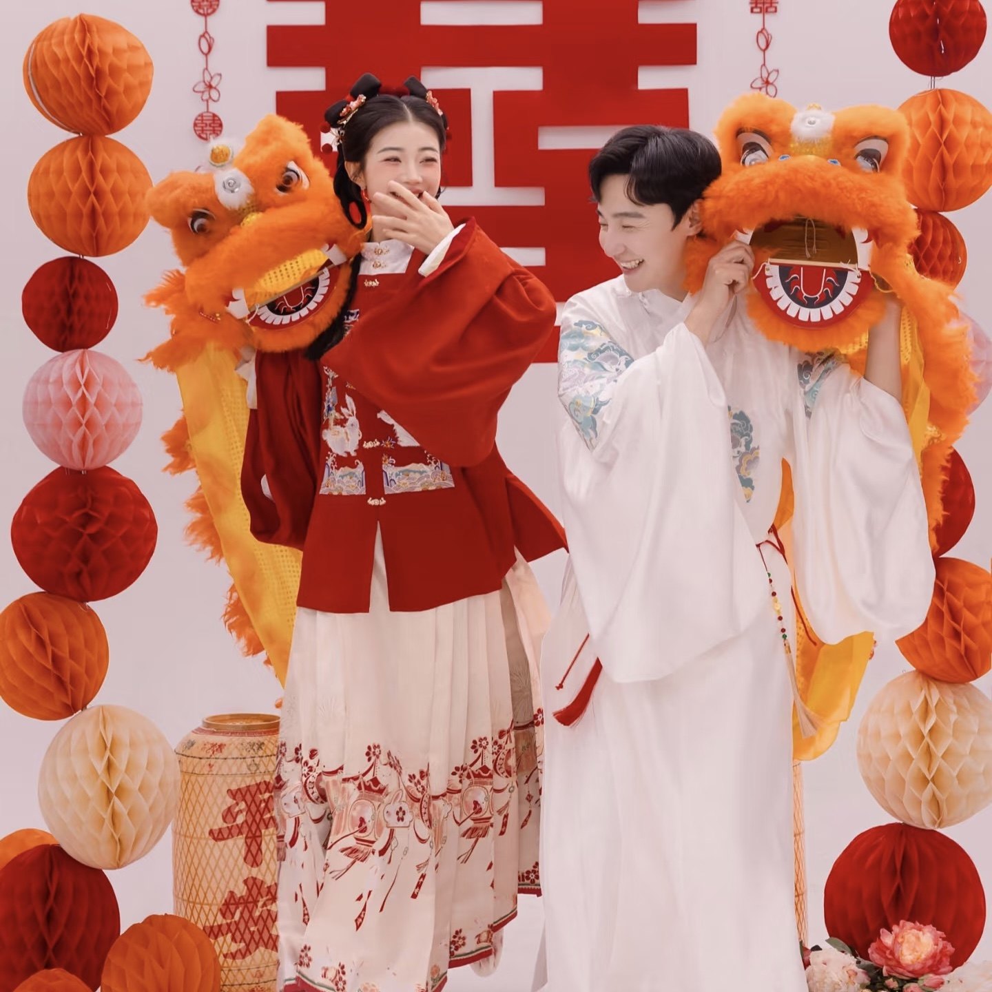 新款影楼汉服拍照道具大舞狮男女婚纱拍照装饰灯笼国潮中式大喜字