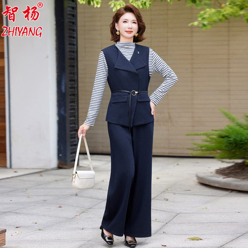 中年妈妈初秋春装新款马甲中老年三件套装时尚洋气质减龄春季女装