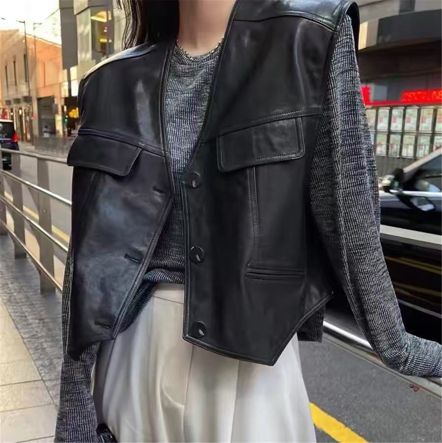 JNWZ酒酿丸子酷感简约风pu皮马夹女V领短款无袖坎肩黑色外套马甲c
