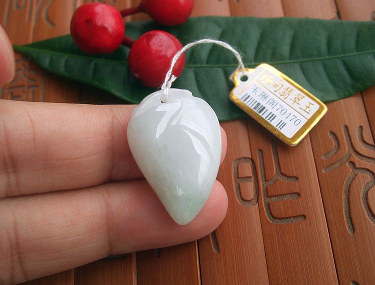 天然a货翡翠吊坠缅甸玉