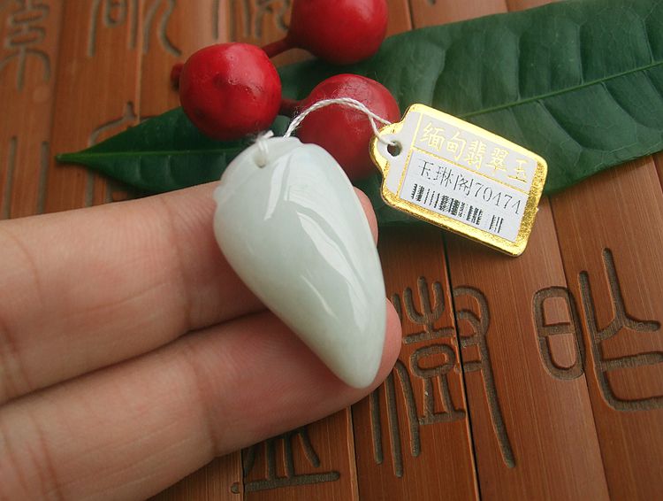 天然a货翡翠吊坠缅甸玉