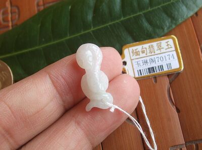 天然a货翡翠生肖蛇缅甸玉