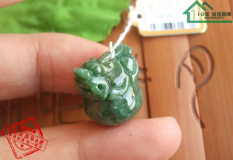 天然a货翡翠吊坠缅甸玉