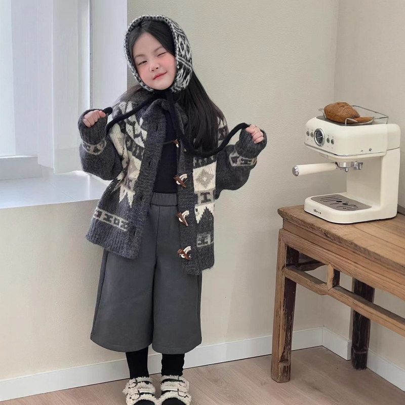 古德家童装冬季新款女童复古提花连帽牛角扣织毛衣女宝宝针织开衫