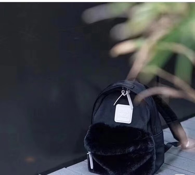 双肩包冬季款 容量不错 手机钥匙奶瓶纸巾都没有问题