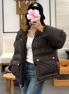 白鸭绒徽章大口袋面包羽绒服
