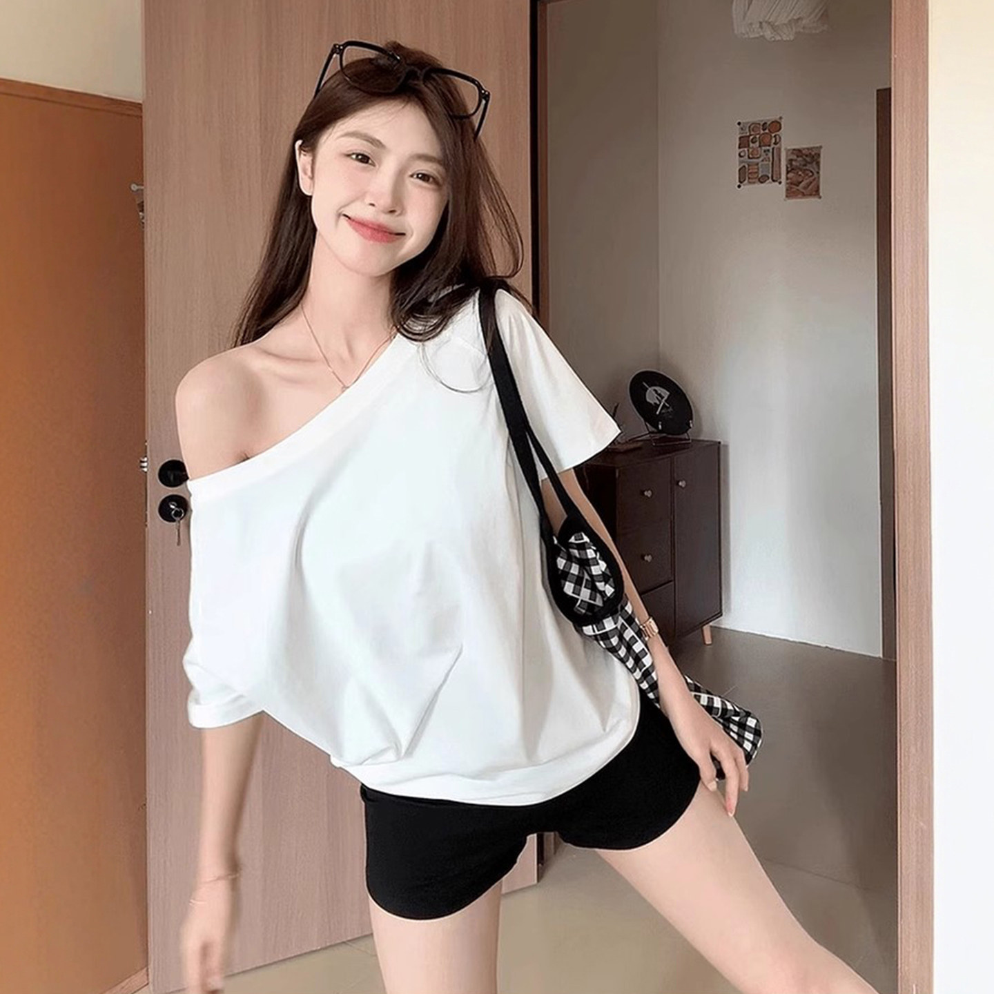 白色斜肩露肩t恤女短袖夏季2025新款宽松显瘦一字肩美式辣妹上衣