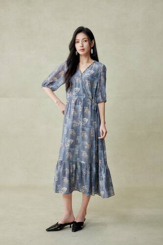 2026夏季新款V领度假风碎花真丝连衣裙女法式复古桑蚕丝长裙显瘦