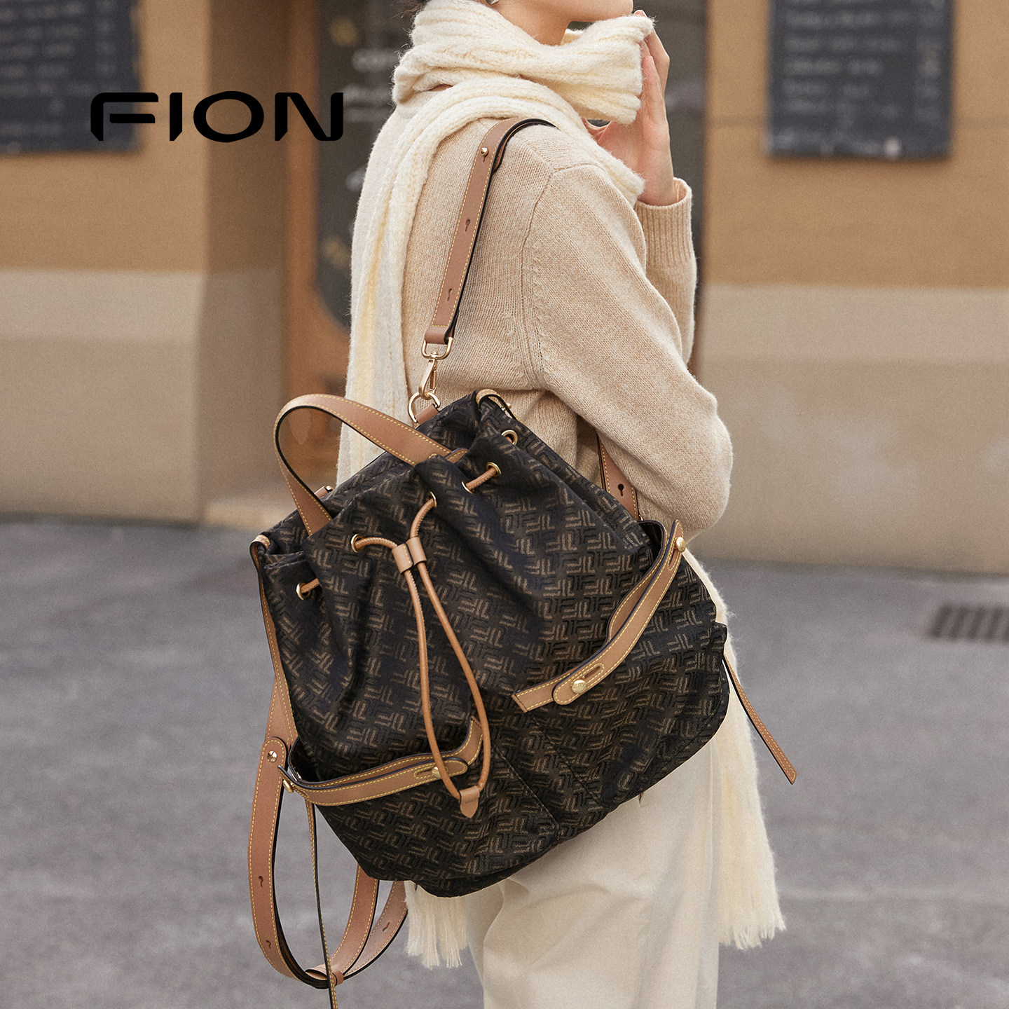 Fion/菲安妮摇摇包老花双肩背包大容量高级感女通勤高级斜挎包包