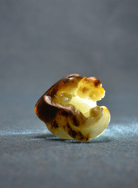 黑皮白玉独籽螭龙螭虎把件挂件