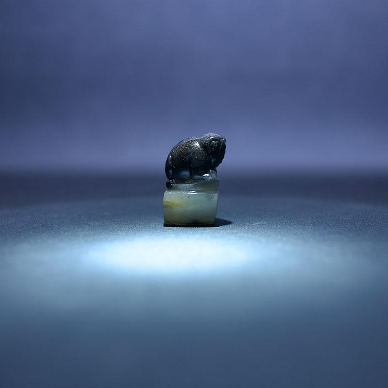 和田玉洒金皮青花籽料金蟾钮印章