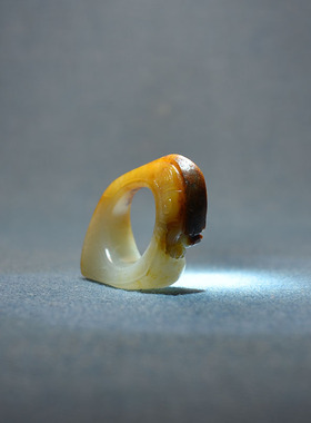 内径20黑皮黄沁白玉独籽貔貅戒指