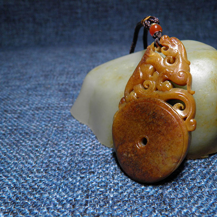 致敬708090 43克新疆和田玉黄沁独籽料府上有龙牌子挂坠手把件