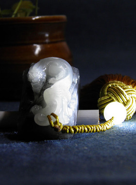 致敬08090 57克新疆和田玉青花籽料黑白分明螭龙钮印章手把件腰挂