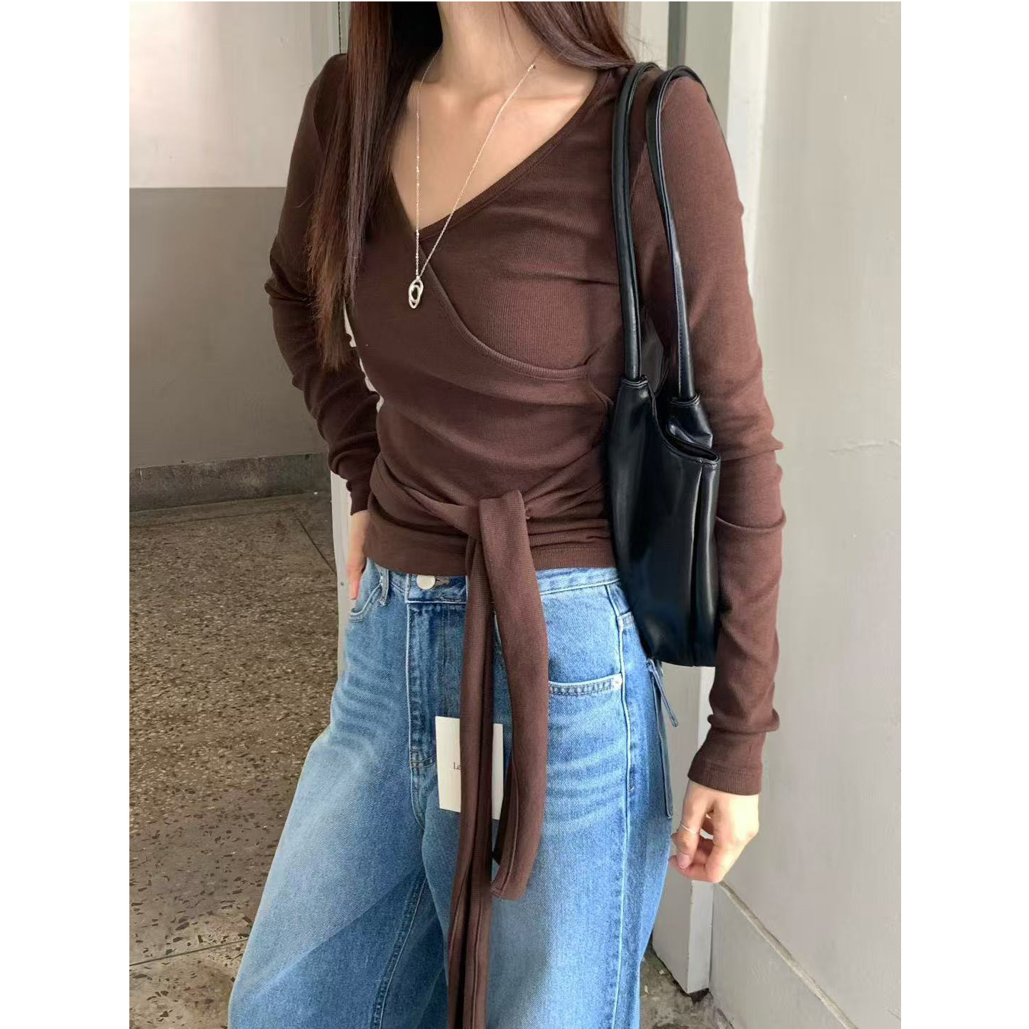 层叠系带V领长袖修身显瘦T恤