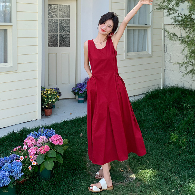 高级感红色无袖背心连衣裙女2025夏季新款港风复古设计感显瘦长裙