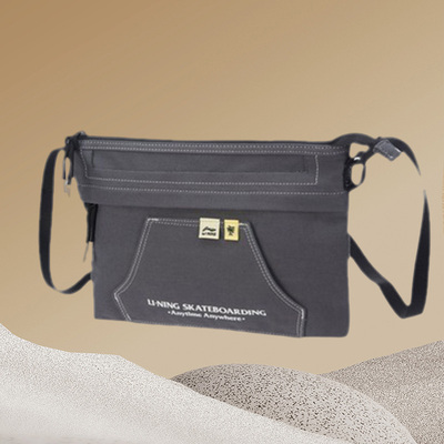 李宁新品Steven Harrington联名系列休闲帆布斜挎包ABDR608