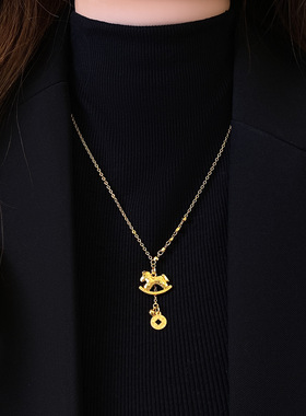 本命年金色碎碎冰小马钱币项链女高级感轻奢小众毛衣链气质配饰品