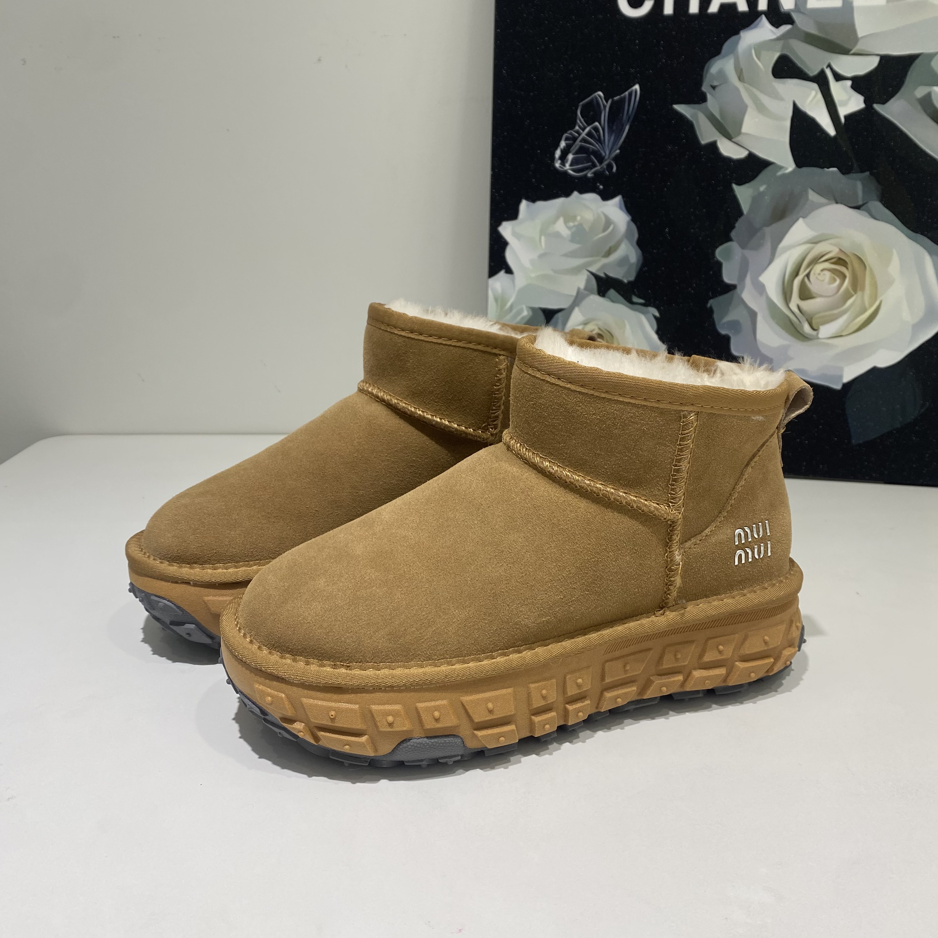 厂家清雪地靴女冬季轮胎底真皮羊时尚雪地靴