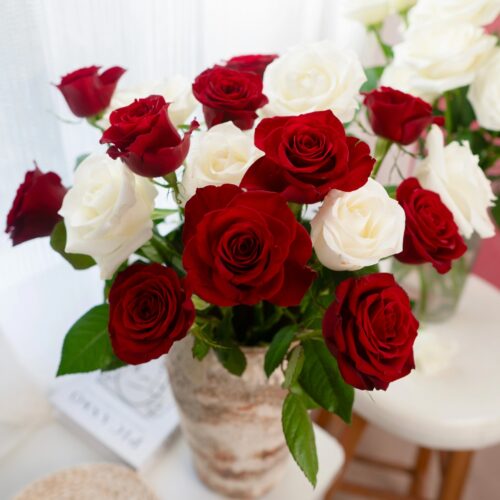 云南昆明鲜花基地直发红玫瑰花水养百合花束鲜切花向日葵花材批发