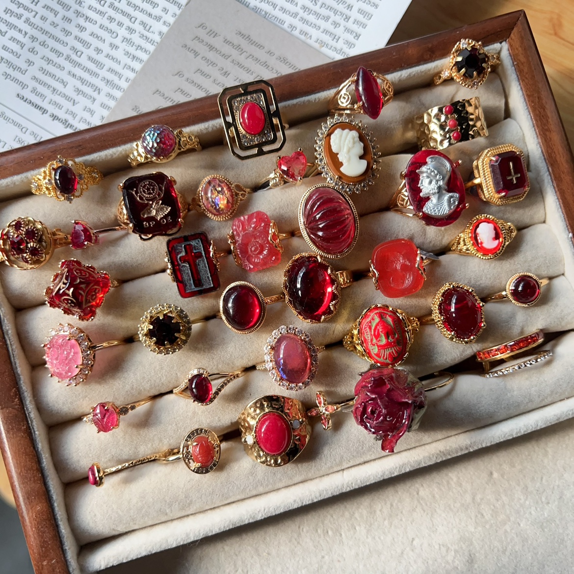 新年元旦节日礼物鸿运当头本命年转运石红色琉璃美人像麋鹿戒指